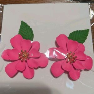 Beautiful pink flower earring.